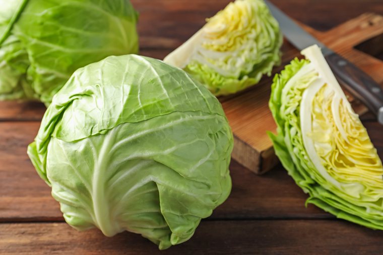 Кочан капусты на разделочной доске