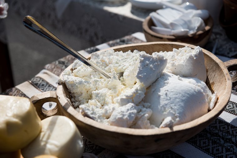 Домашний творог в миске